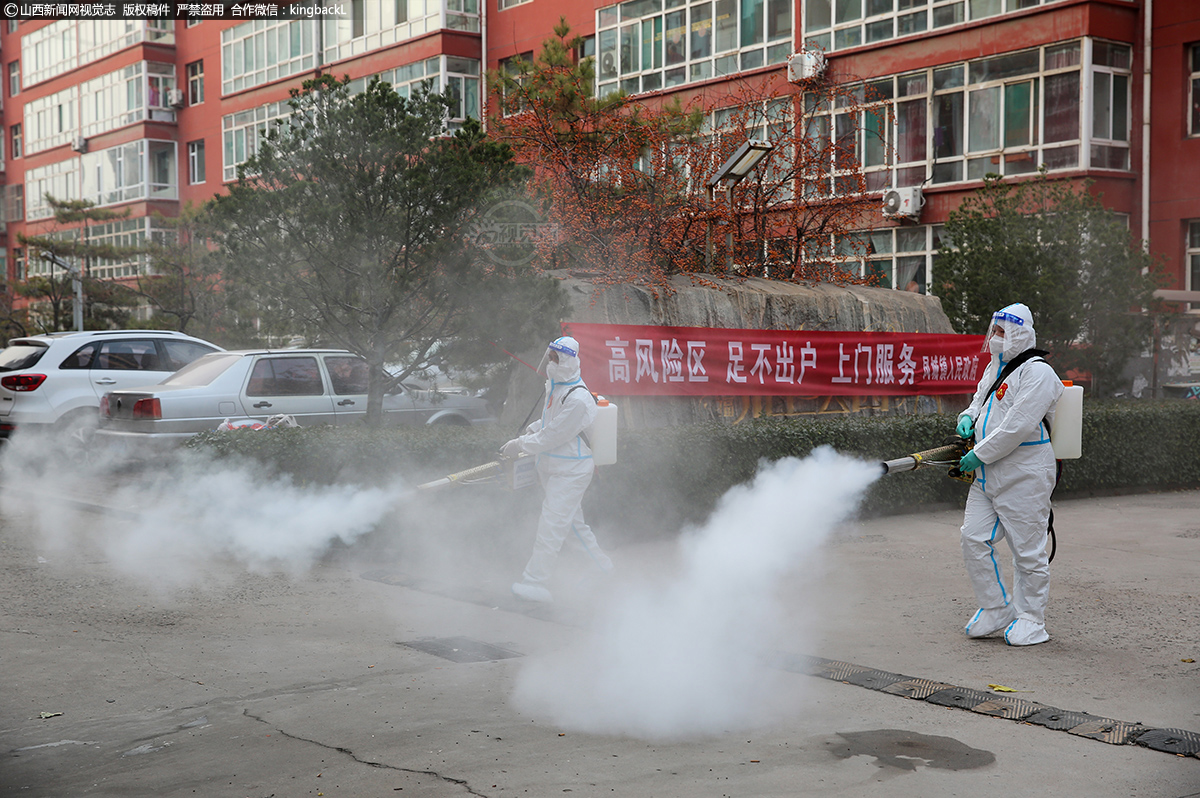      志愿者们在土堂小区、北关小区、北街小区、南关小区、金凤家苑、私评社区、文凤社区、实验学校、县医院、金康医院、晋都医院沟口村、孝义镇、永乐村、隔离酒店等地防疫消杀，在战“疫”路上，他们用温暖的志愿服务筑起守护之墙。