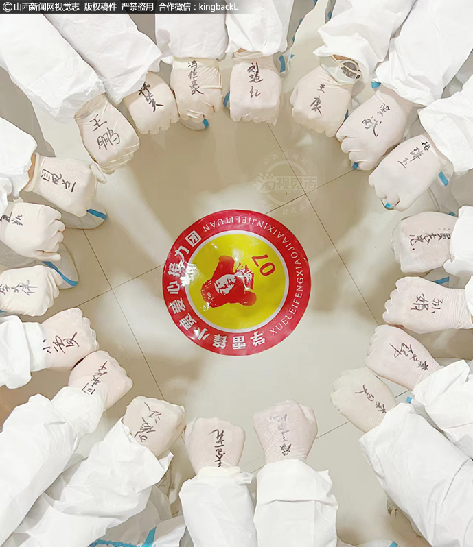      他们不畏艰险，星夜集合，积极报名参加抗疫行动，他们是父亲，是儿子。她们是母亲，是女儿，是志愿者，是逆行者，是情深意重的兄弟姐妹。