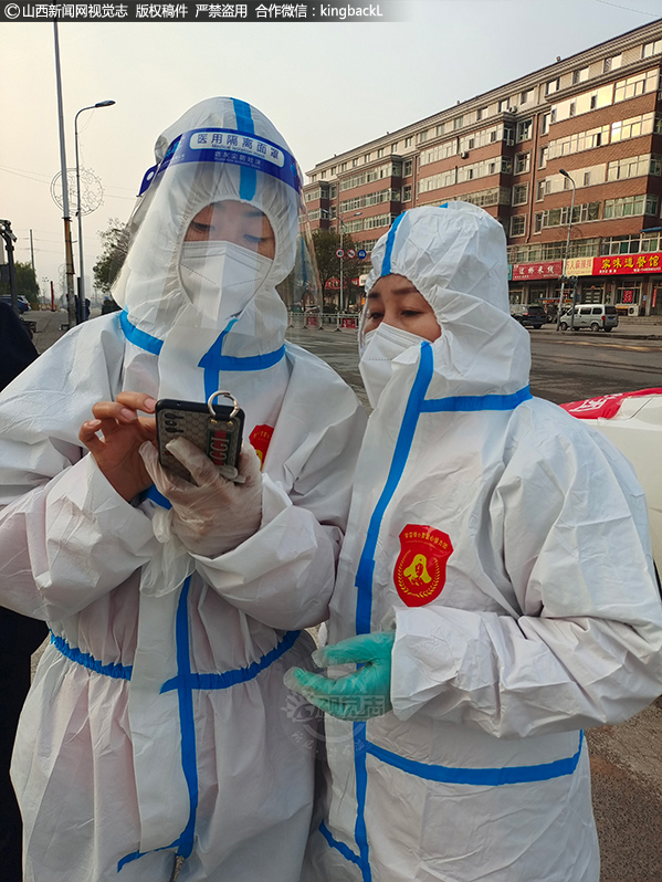      “疫情期间，尽量不要出门，出门要戴口罩……”在辖区街道、小区随处可见一群戴着口罩、穿着防护服的身影，他们向辖区居民宣传疫情防控知识、封闭小区嘱咐他们要注意疫情防控。