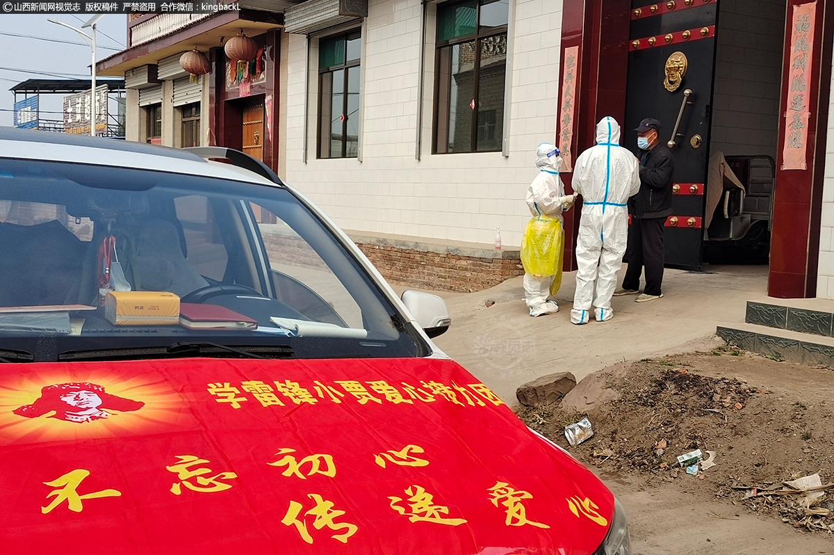      参与繁重的防控任务，他们入户排查，细致谨慎，不漏一户。