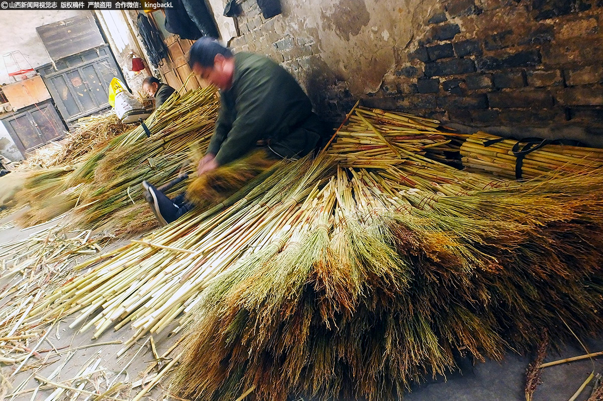      张庄村素有制作笤帚的传统。笤帚加工厂设在村里，网店、微信等都是门店。经过十余年发展，村里的笤帚已经卖到了全国各地，有的还出口韩国。
