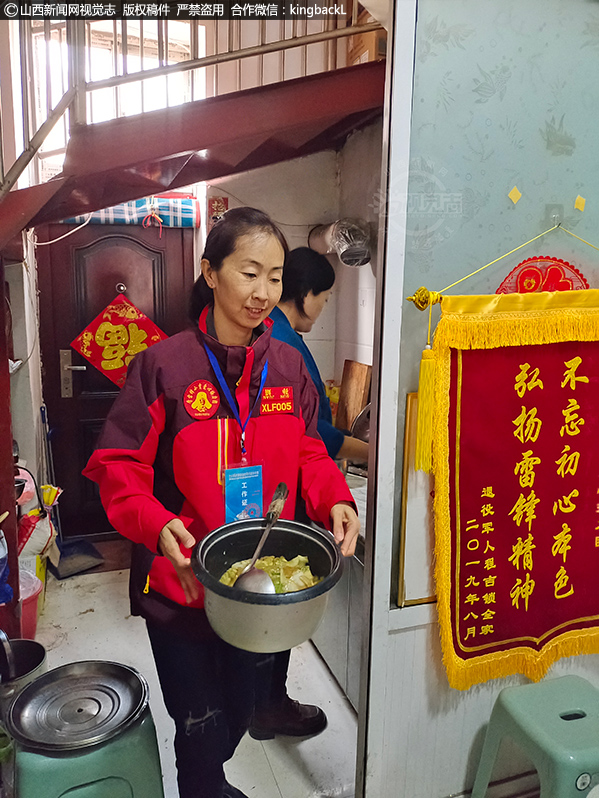      “你们在前方全力以赴，我们在后方温暖守护。”爱心接力团，从早忙到晚。一天一顿饭，吃的是泡面。爱心团巾帼志愿者闫风兰、闫秀华、刘艳红、王金花、孙娟、李新丽主动为抗击疫情一线志愿者提供后勤保障。