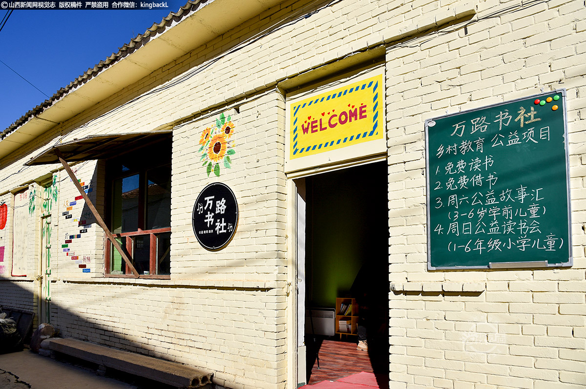      走进“万路书社”，淡淡的书香扑面而来，映入眼帘的是整齐的书架、干净的环境。虽然书社不足30平方米，但里面的书籍却不少，包括文学、科技、农业等多个种类。