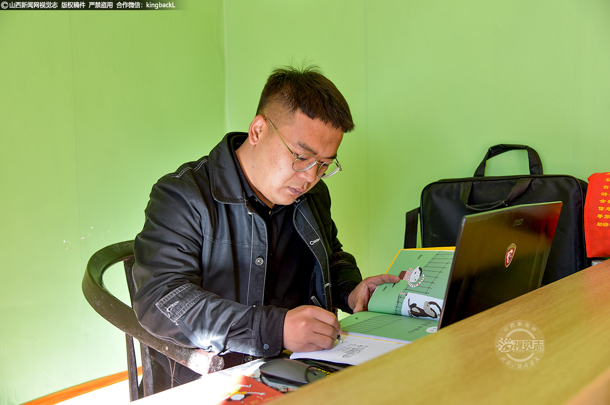      乡村振兴，文化先行。平顺县北社乡东禅村90后大学毕业生王李军放弃城市生活，怀揣着梦想回到村里自费创办万路书社，免费向村民开放，为乡村振兴提供精神食粮。（■本期摄影：张永清）