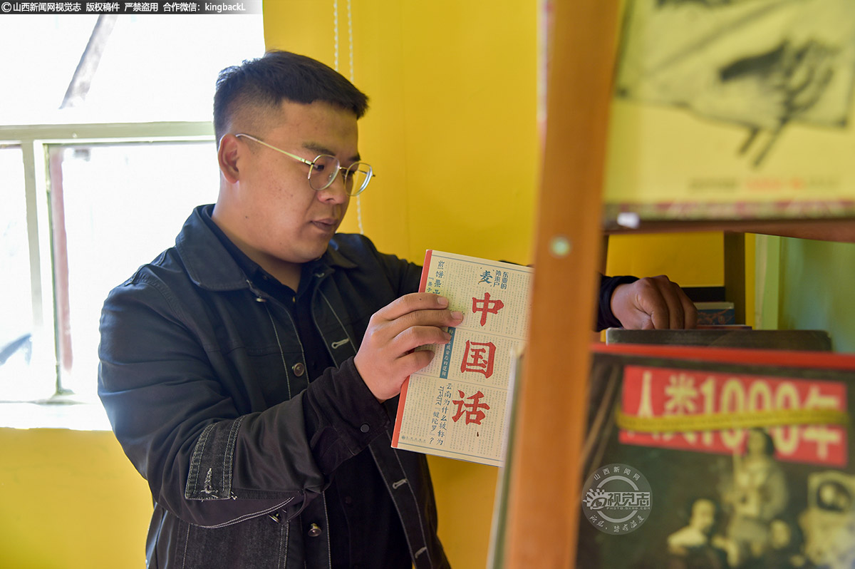      提及当初自费创办书社，王李军称，把书社搬到家门口，不仅培养了村民的阅读兴趣，也丰富了村民的文化生活，他希望能为乡村振兴尽自己的力量。