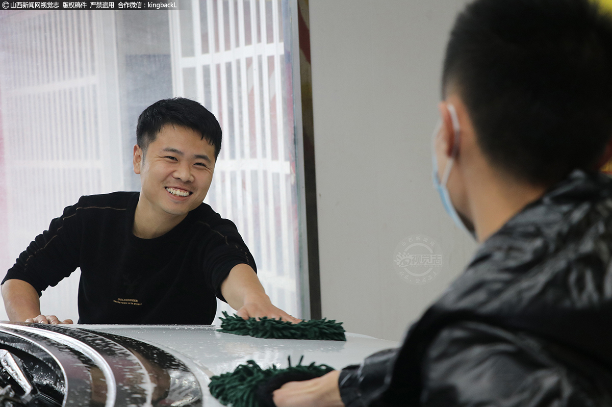      贴膜前的清洗工作非常重要，不仅要把表面的污渍清除干净，还要用软毛刷清洁缝隙，并把肉眼难以识别的水渍及角质等用洗车泥进一步清洁。