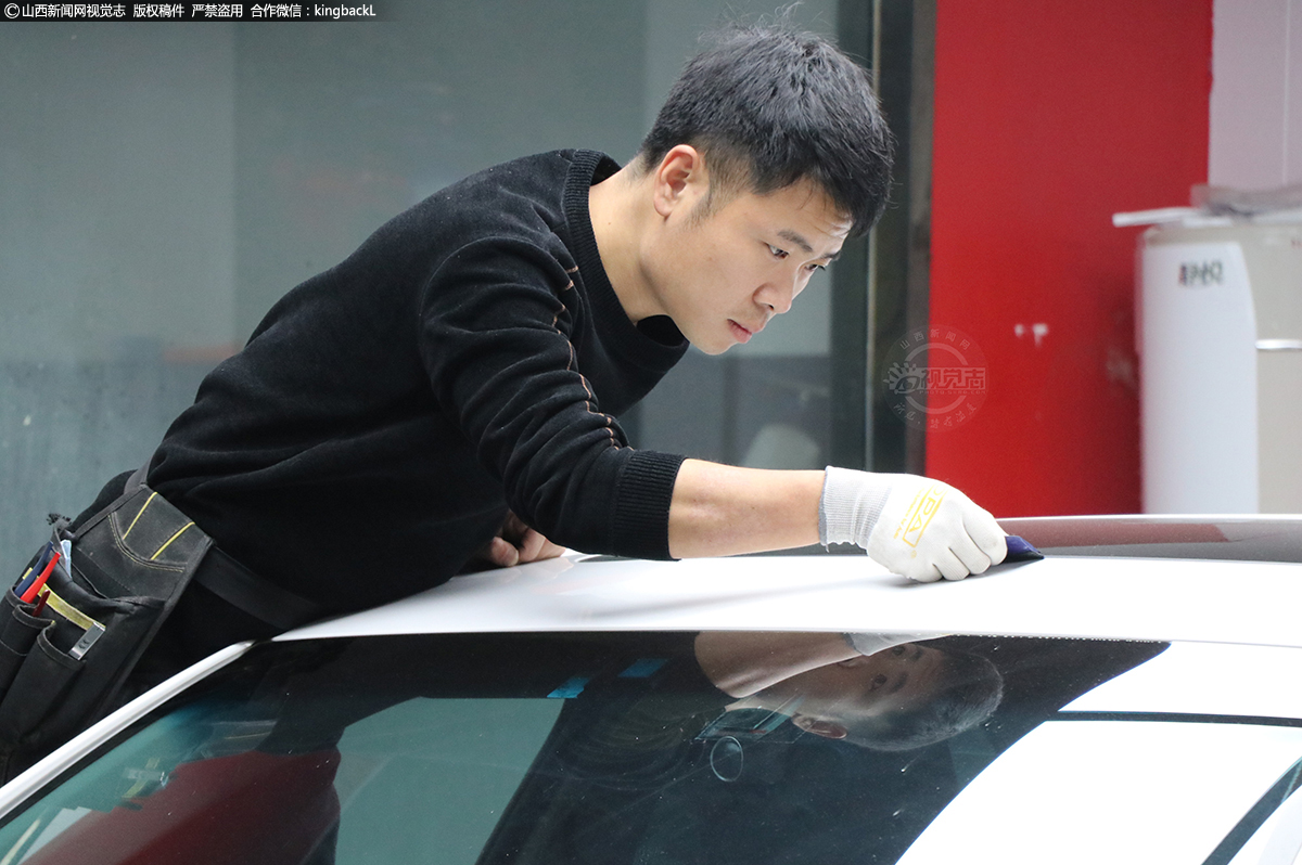      “干一行爱一行，年轻人都喜欢车，二十来岁一头扎进这行当就再没出来，不敢叫师傅，能把一辆辆车贴成客户满意的样子，自己喜欢的作品，这就够啦……”小智说道。