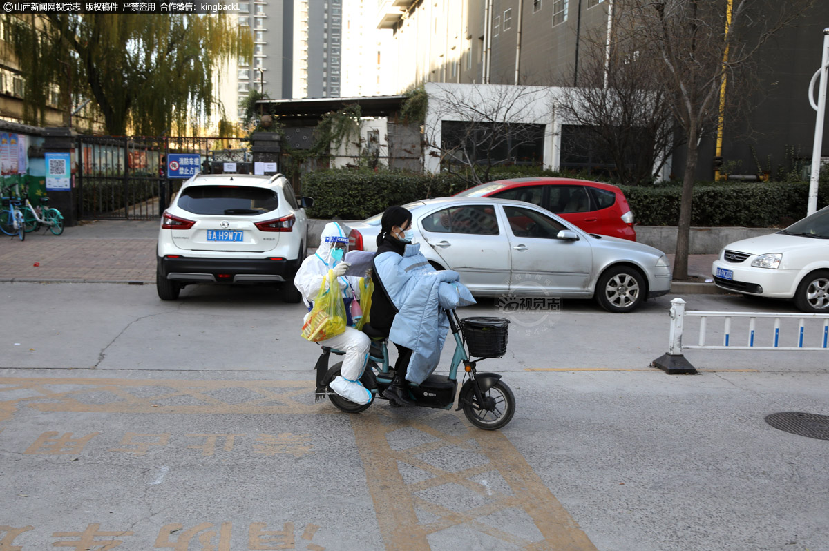      社区每天除固定的采样点外，还要给居家隔离的人员做核酸。今天轮小茹去医院用电动车把医务人员接来轮番给隔离者上门做核酸。