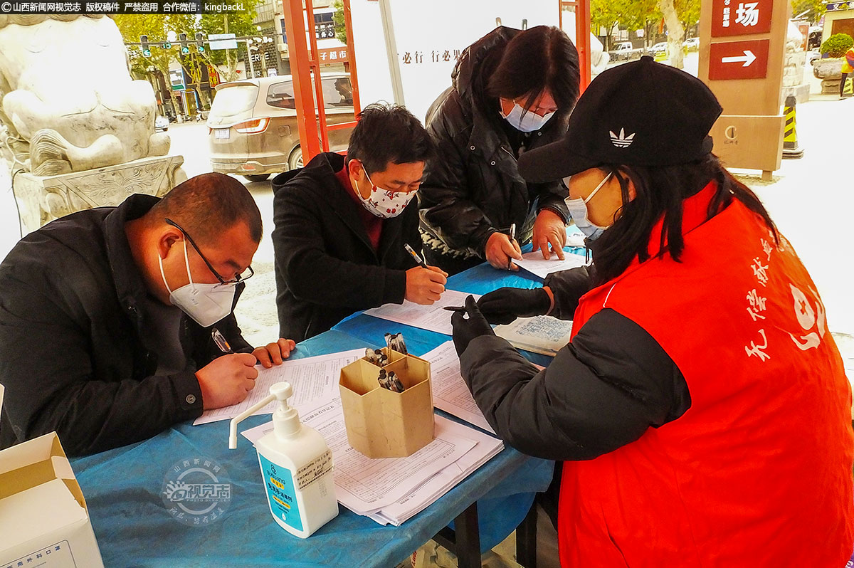      献血车内外，机关干部、工人、农民、市民、退伍军人、外卖小哥等，无偿献血者源源不断。扫码、咨询、测温、填表、登记、化验、抽血、献血，井然有序。