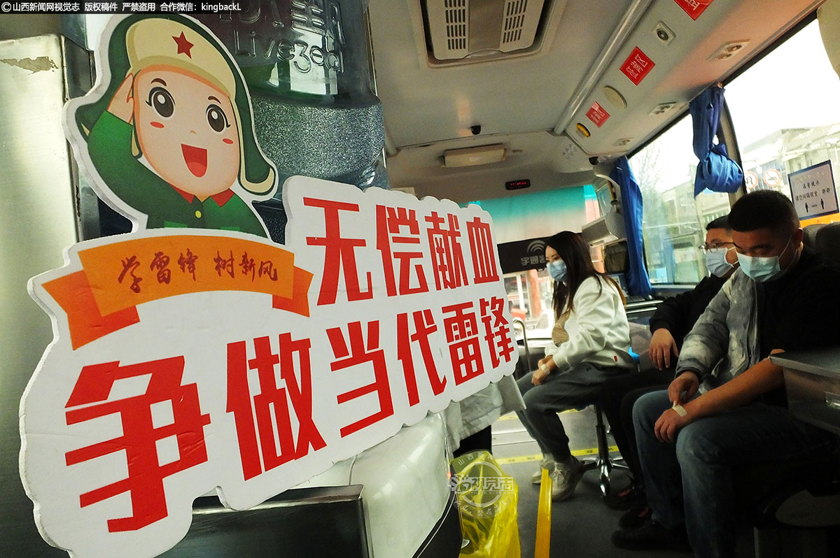      采血车上，大家脸上洋溢着自豪的微笑，纷纷表示能够参与这次爱心活动感到光荣，愿意用自己点点热血，表达爱心，奉献真情，为社会尽一份力量。