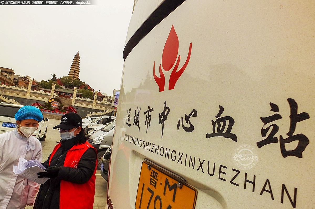      医务人员和志愿者正在核实献血者信息。现场医护人员也会耐心讲解献血常识，叮嘱献血人员献血后的一些注意事项。