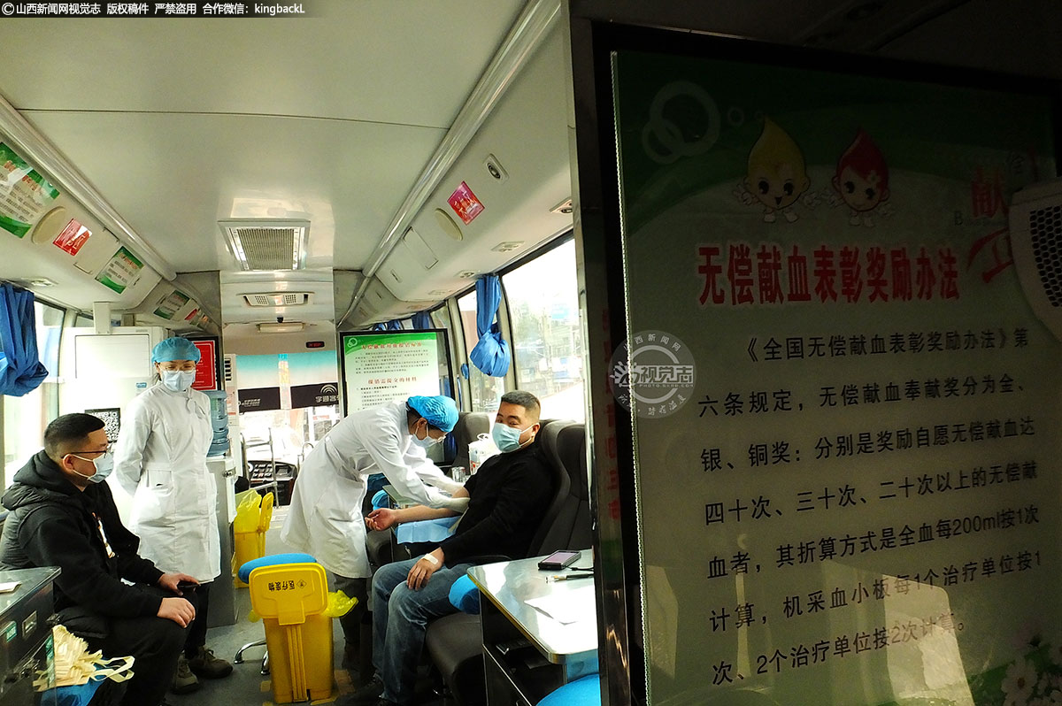      献血者经过排队，扫码、测温后认真填写采血登记表，再通过医护人员逐一检查化验后，符合条件的志愿者有序配合医护人员完成采血。