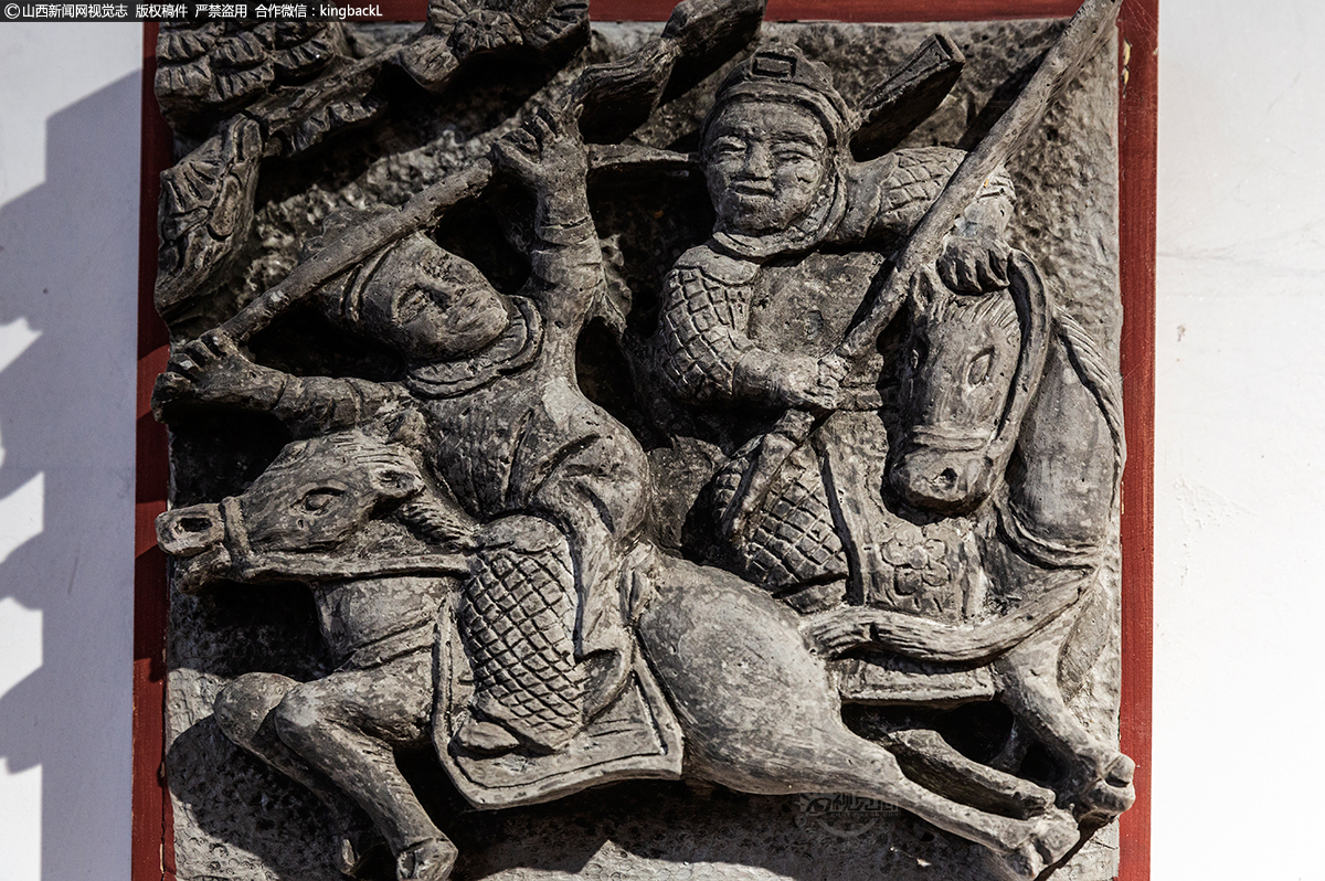      王玉亮尊重手艺、潜心研究，从传统的云纹、线纹开始，到花瓶、盔甲，到动物、人物，再到五官、神态；从“梅兰菊竹”开始，到“富贵吉祥”，到“自力更生”，再到“生活幸福”等作品遍布于周边各乡镇的百姓家中。