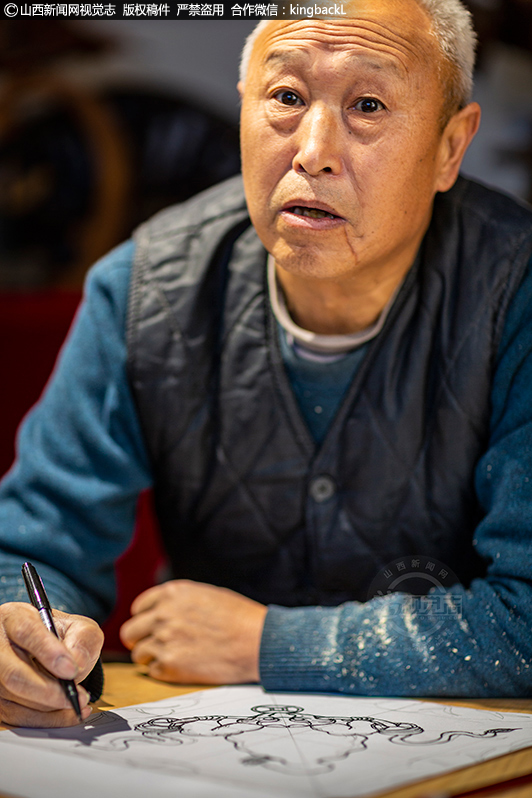      王玉亮，山西省晋城市陵川县潞城镇上郊村人，1962年出生，从小受家庭熏陶，在父辈的影响和带动下，对山西民居砖雕技艺萌发出浓厚的兴趣。现为陵川县工艺美术协会理事，山西省“省级非物质文化遗产项目（山西民居砖雕）”代表性传承人。2020年12月被晋城市人民政府授予第二届晋城市工艺美术大师称号，2021年4月被晋城市总工会授予“晋城工匠”提名奖。（■本期摄影：王建军  刘燕虎）