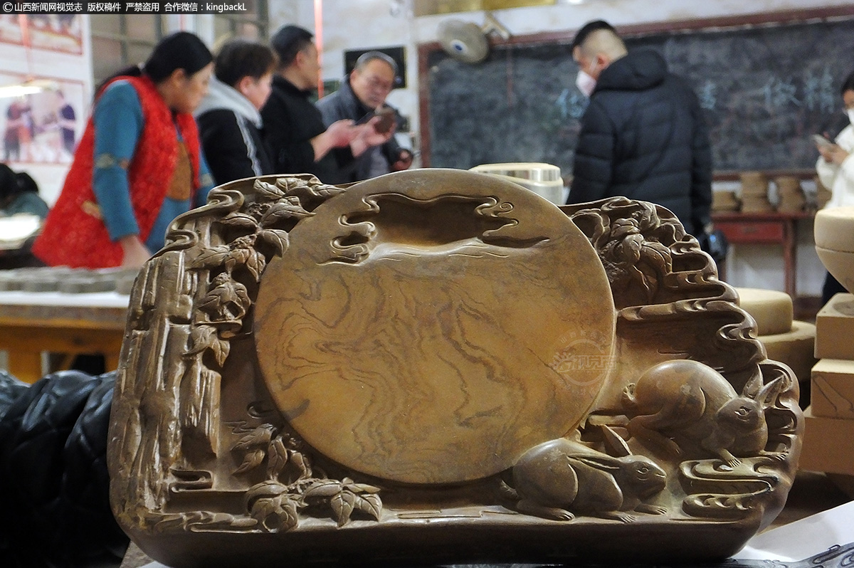      制砚大师和制砚工艺师们加紧赶制、雕修。形态各异、栩栩如生的生肖兔砚，寓意祖国兔年蒸蒸日上，祈福兔年大展宏“兔”，国泰民安。