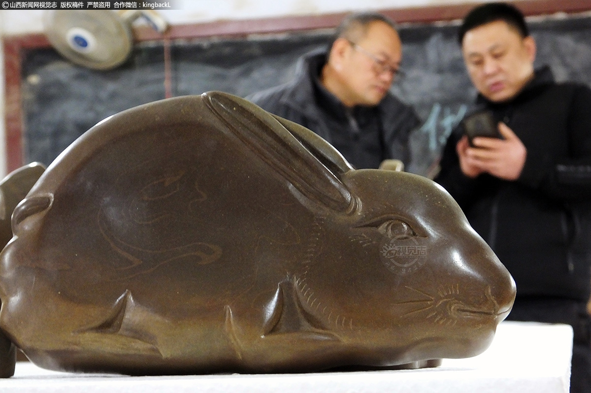      研磨成型后的澄泥砚还需要进行反复的精雕与抛光，一般要重复多次。精雕是在成品的基础上对澄泥砚的雕刻进行最后的精细修改。