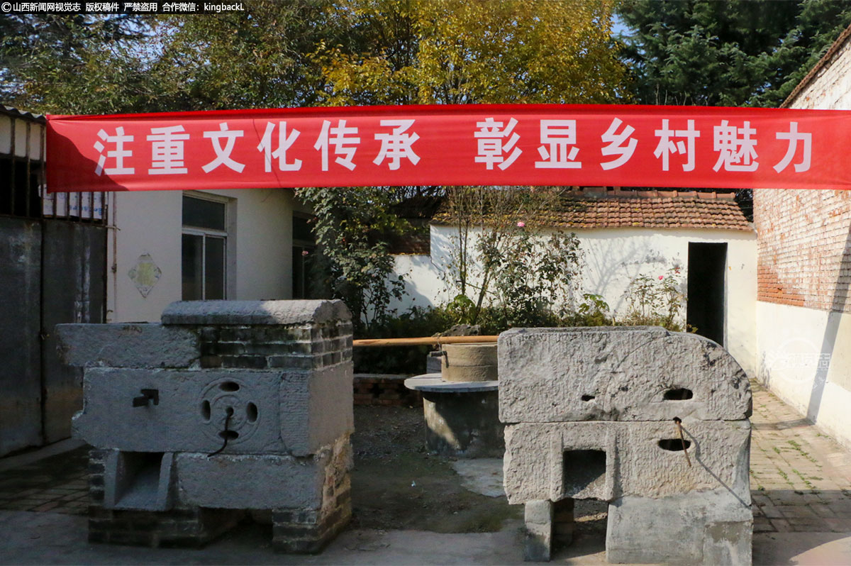      一件件老物件向人们展示着昔日的生活轨迹，置身其中仿佛回到那曾经的岁月，唤起了大家浓浓的乡愁。