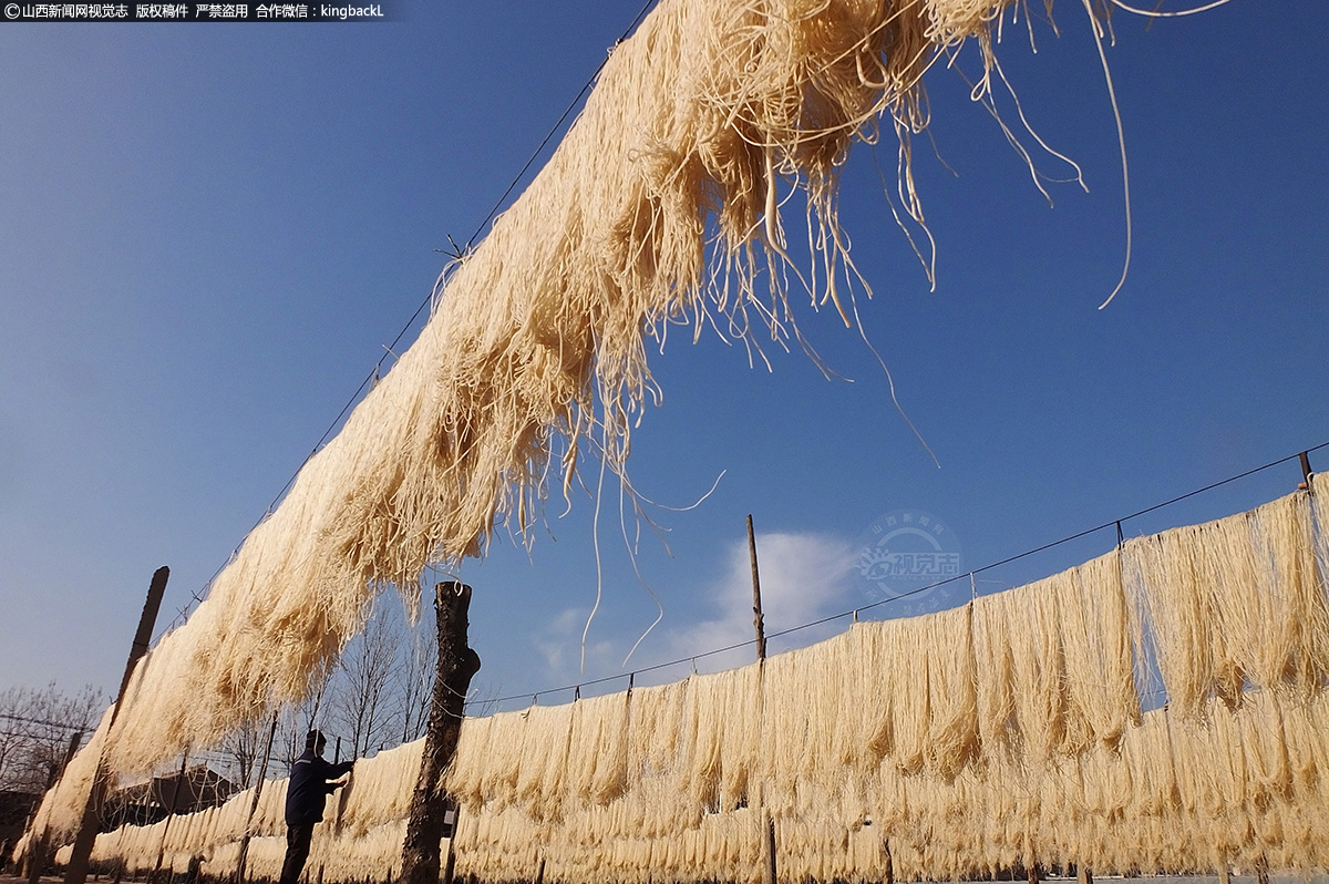      如今，晾晒粉条也成为当地一道独特的乡村风景线，院子内外，一块块粉条晾晒场地排列成阵，入眼蔚为壮观；一排排晾晒待干的粉条晶莹剔透，令人赏心悦目。