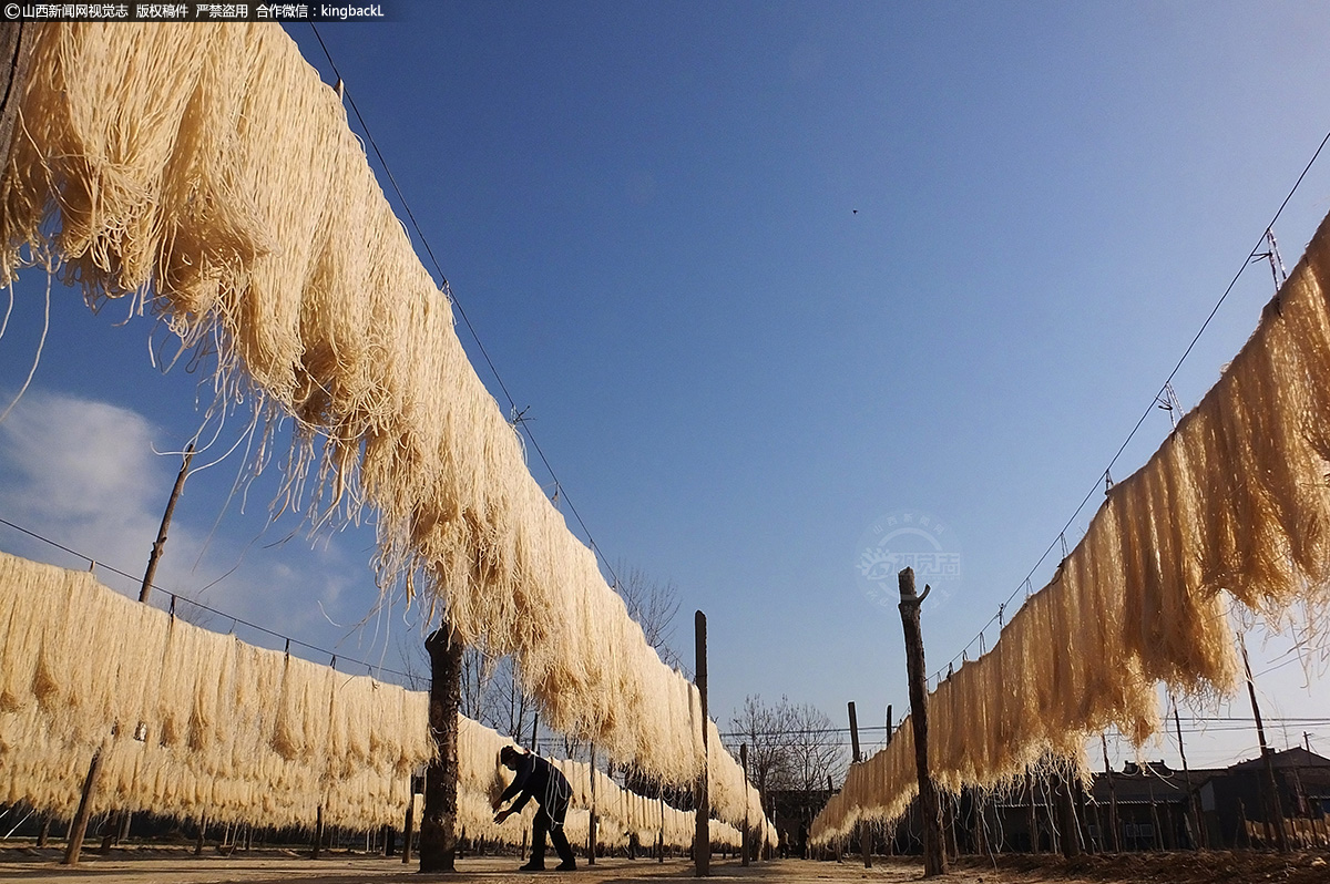     南苏村位于运城市新绛县古交镇，每年从这里晾晒，销售的粉条，几乎遍布全国，远近闻名。