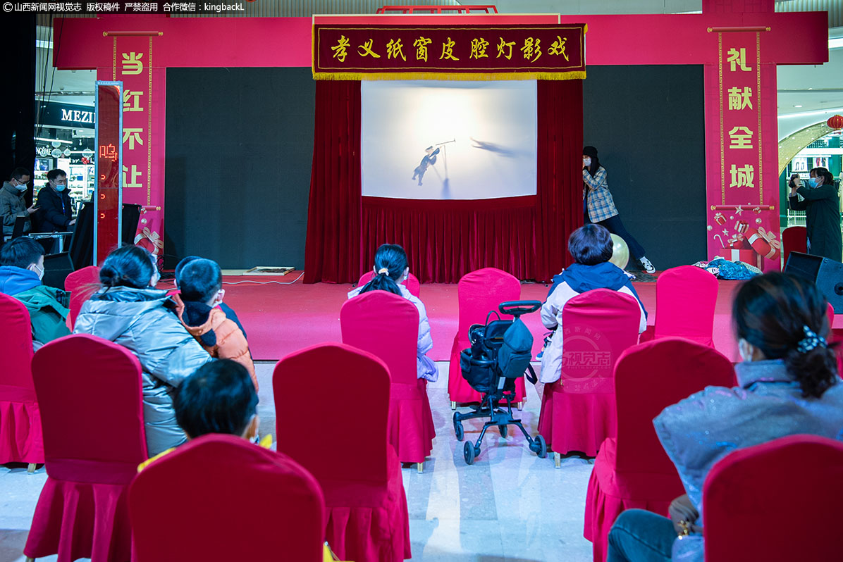      皮影戏是一种用灯光照射兽皮或纸板做成的人物剪影以表演故事的民间戏剧，又称“影子戏”“灯影戏”，有着浓厚的乡土气息，在过去很受老百姓们的喜欢。