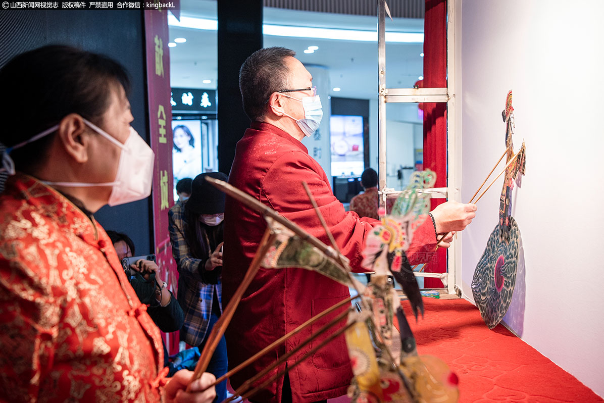      近年来，随着时代的发展，皮影戏虽然逐渐淡出大众的视线，但它以其浓厚的地方特色，仍然受到人们的广泛喜爱。