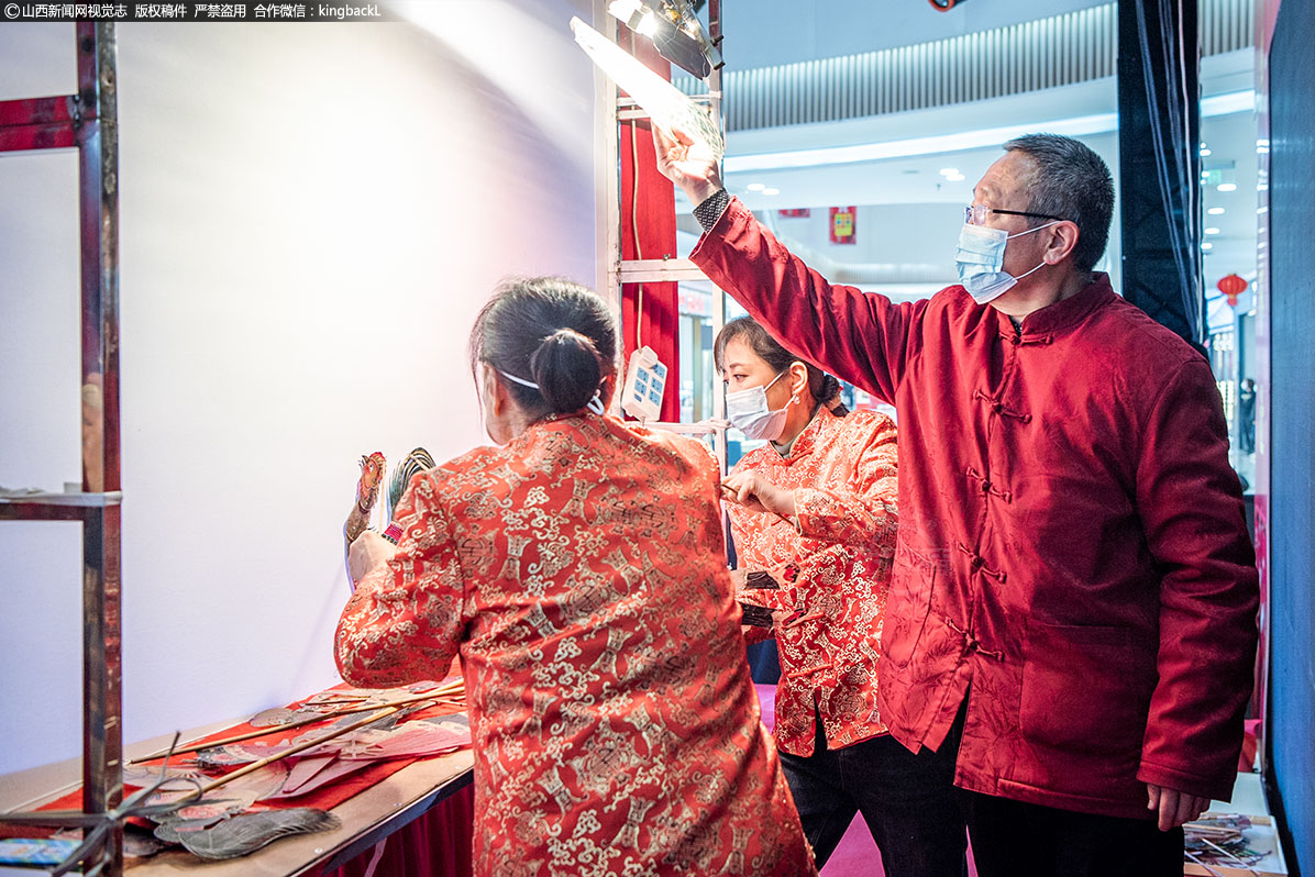      皮影展演讲究演员们的共同配合，当演员们在幕布背后去展现故事时，其他演员会为表演者打光，光线越强，舞台前皮影的轮廓就更清晰。