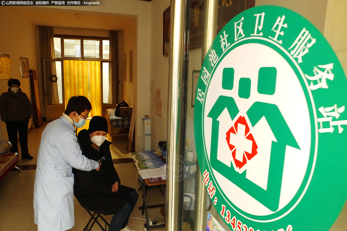      在山西省运城市新绛县居园池社区卫生服务站，青年中西医结合医师席慧琴在为就诊居民诊断中。对于医护人员来说，一如既往的忙碌是他们最平常，也最特殊的过节方式，他们以职责和担当，守护着人民群众的生命健康，成就了更多家庭的团圆。