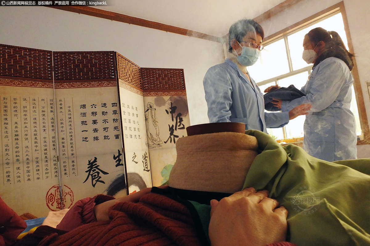      青年中西医结合医师席慧琴和同事在运城市新绛县居园池社区卫生服务站为就诊居民做中医理疗。他们坚守在工作岗位上，为居民的安全健康保驾护航。