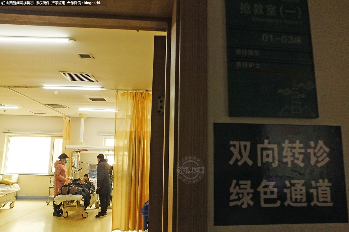      在运城市新绛县医疗集团县人民医院急诊科，一名急诊医生在接诊中。无论是大节还是小节，对于急诊科的医生来说，坚守岗位已是家常便饭，他们坚守在岗位，守护着患者平安。