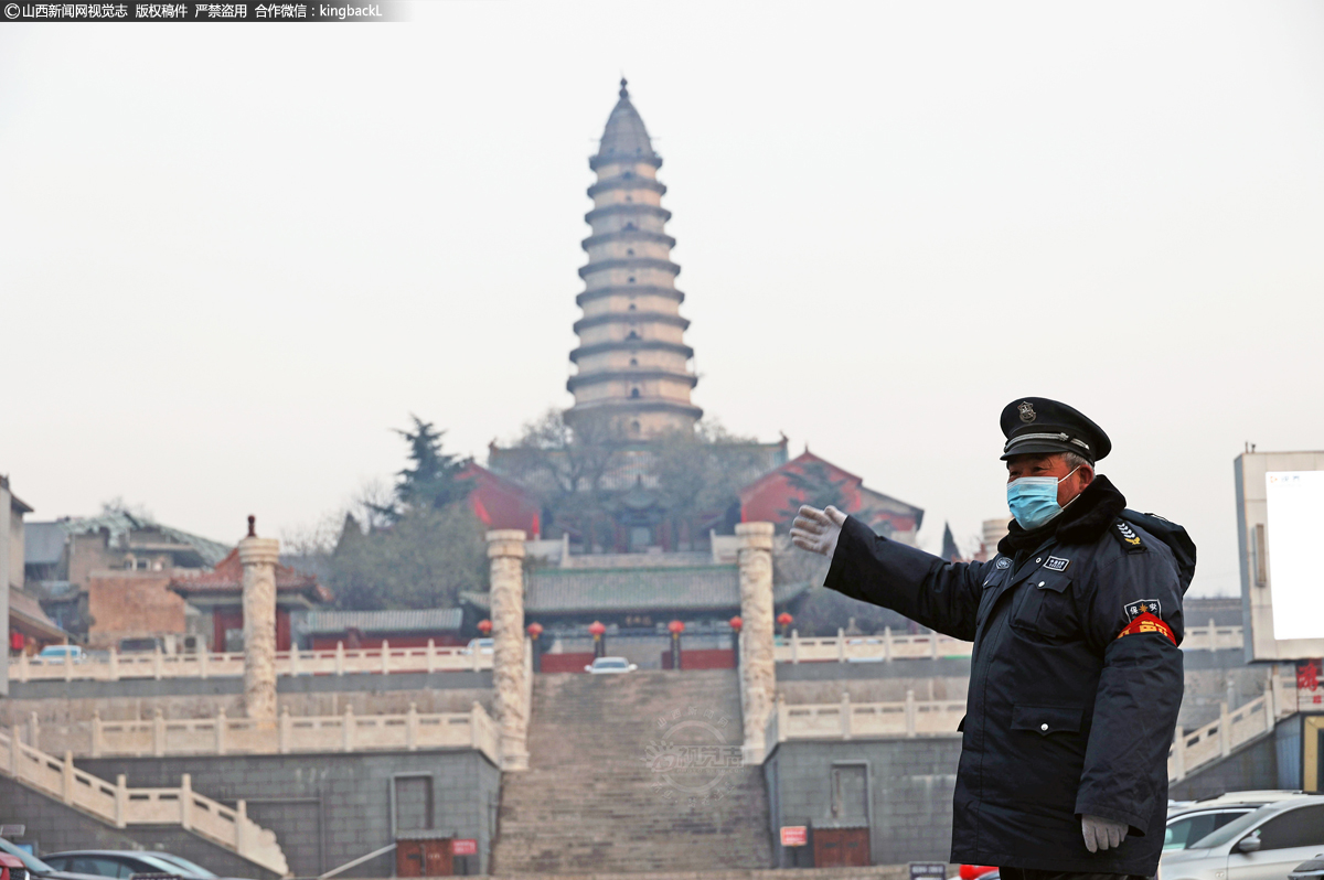      严寒中一名保安新年第一天在运城市新绛县龙兴广场停车场坚守在岗指挥车辆有序停放。他们放弃与家人的团聚，坚守、奋斗在各自的岗位上，这是在用行动诠释着责任和使命，确保一方平安。