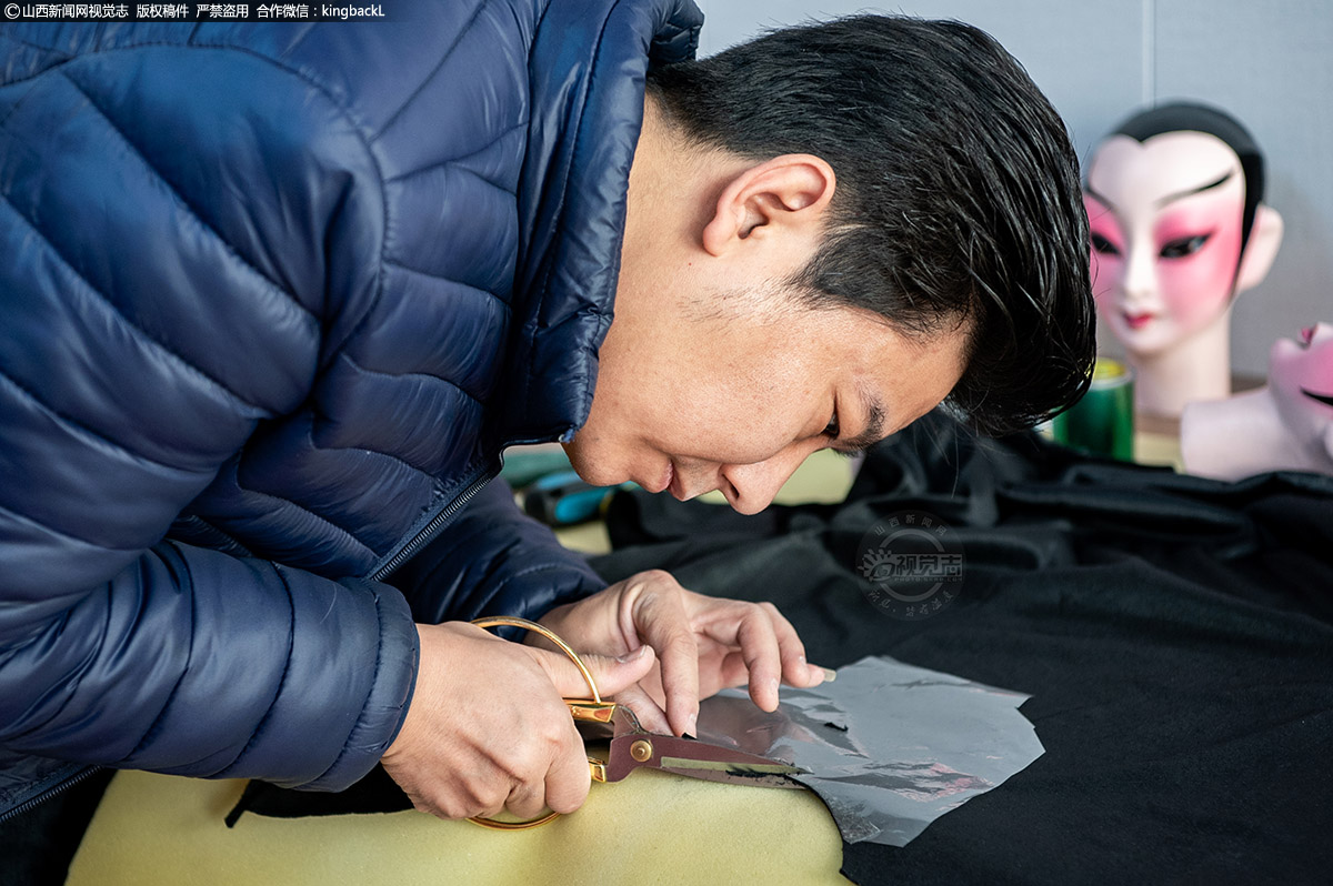      由于父母都是皮影木偶艺术团的演员，从小耳濡目染，让王茂伟也爱上了木偶制作，17岁开始学艺，20多年从事木偶制作，多年来他在梦想中走出了自己的道路。