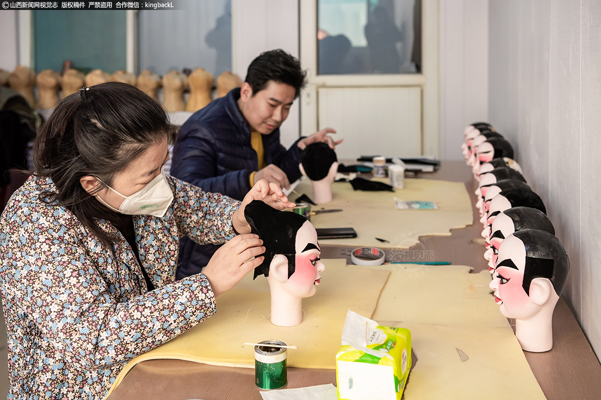      通过多年不断探索，在选材上，王茂伟为了减轻演员表演时的负重程度，独创了木偶纸脱胎技法。