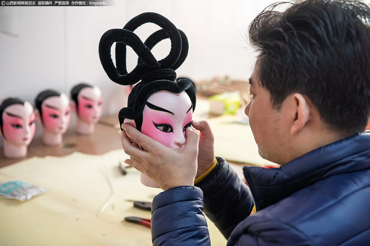      这些年，王茂伟与木偶共同成长，现如今，木偶作为孝义文化的一张特色名片，正演绎着它不可或缺的文化特质，它所带来的传统文化魅力，也正激励着一代又一代人不断学习传承，发扬光大。王茂伟希望有越来越多年轻的人可以去关注木偶戏，了解木偶戏，传承木偶戏。