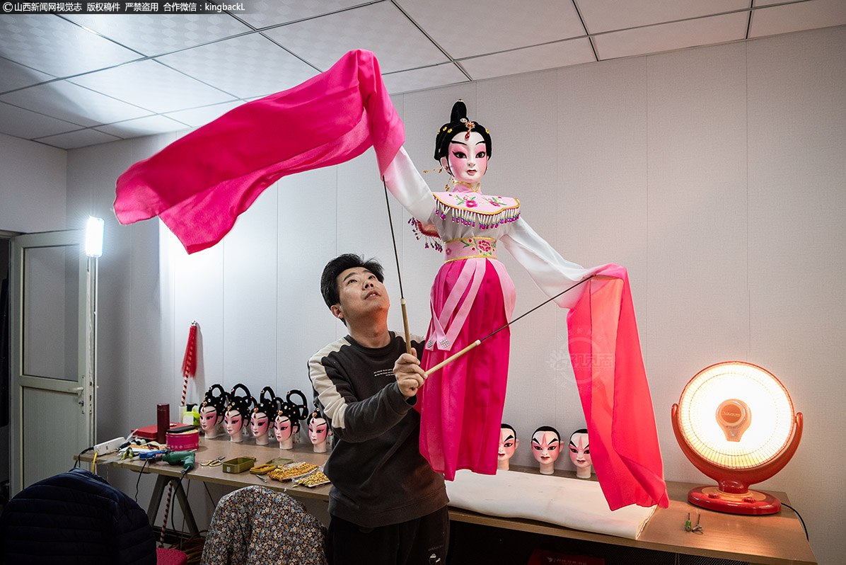      在舞台表演中，王茂伟与演职人员一道发现不足，及时分析原因，探寻改进措施。他借鉴全国各地的先进经验，改进了杖头木偶表演。让表演者在舞台上负担减轻，表现力增加，更符合当下木偶戏的需要。