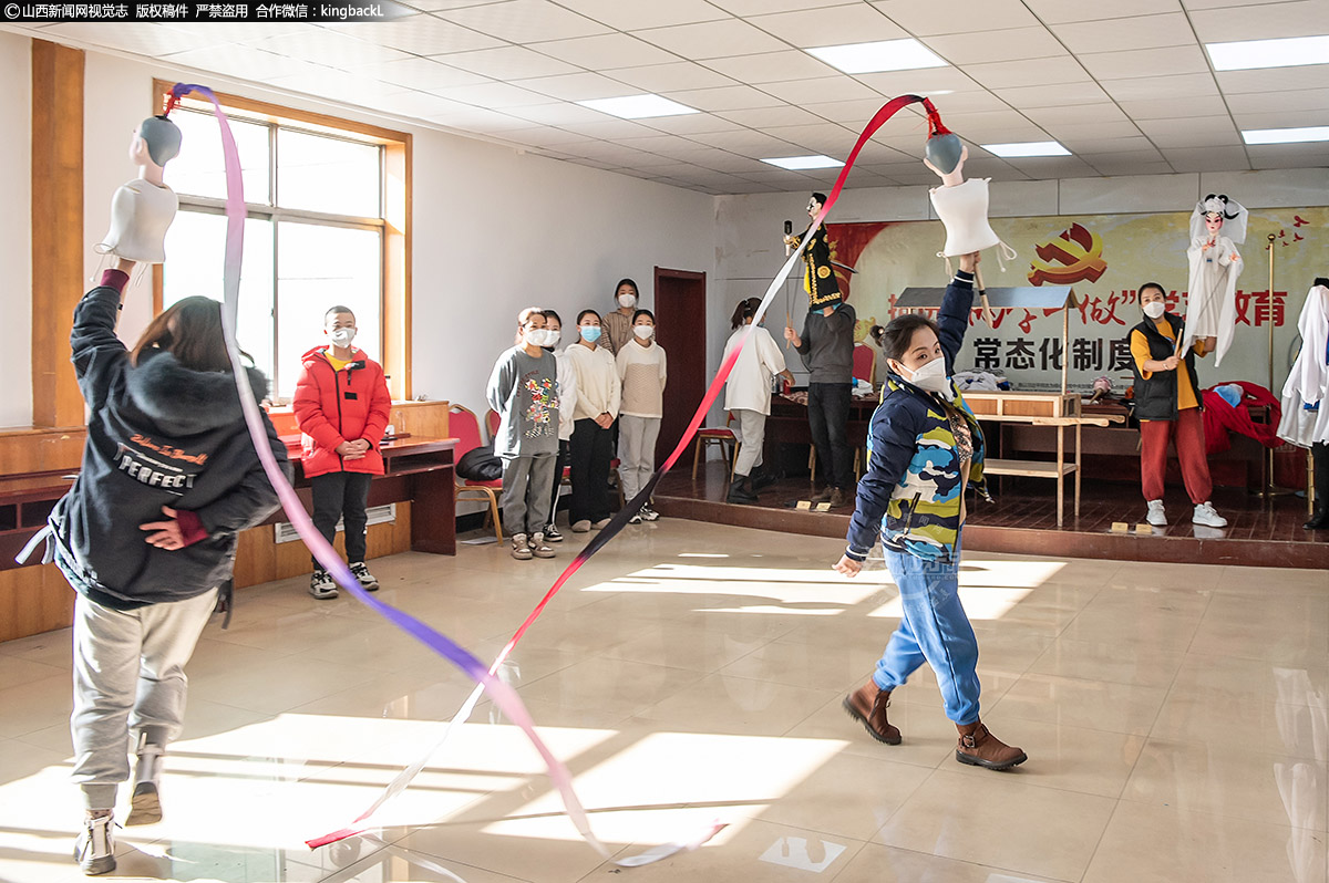      2019年上半年，剧团累计演出100余场。其中，全市中小学、幼儿园学生走进剧团体验活动演出8场、送戏下乡9场、非遗进校园8场、来访接待演出5场、参加各类演出50余场。