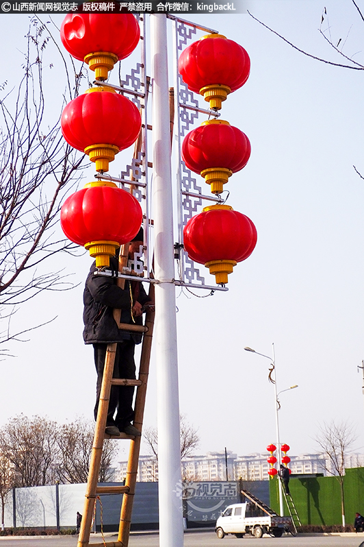      主要街路及重要节点部位，工作人员克服天气寒冷带来的困难，分工明确，有条不紊地完成组装、安装、接线、通电测试等各种工序。