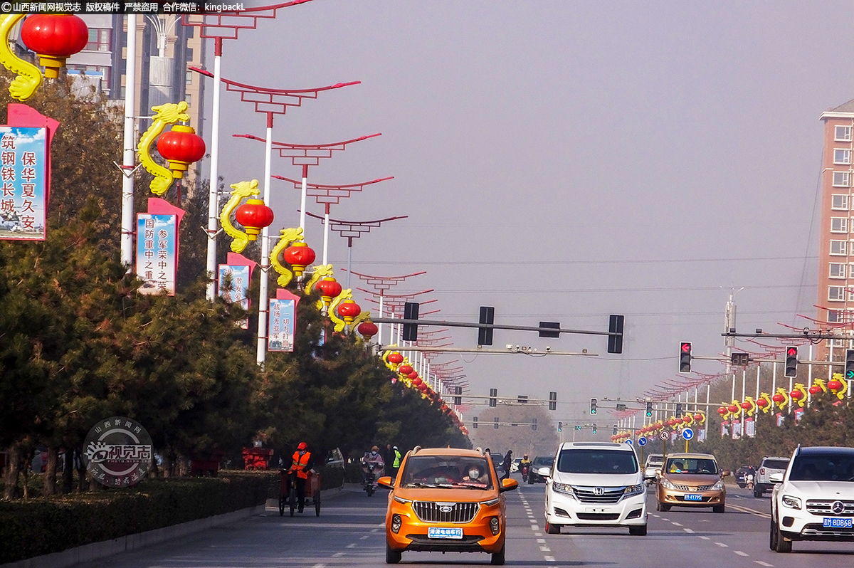      火红灯笼象征着阖家团圆、事业兴旺，一个个大红灯笼挂在道路两旁，不仅扮靓了大街小巷，更让人们感受到温馨、祥和。