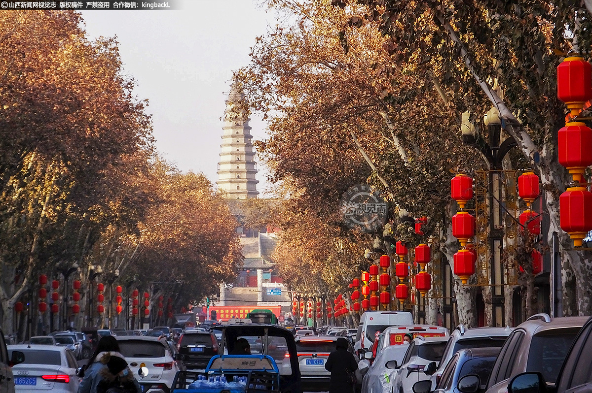      近期，当地全面开展了节日彩化布置工作，在城区主街路及市区重要节点部位组织悬挂红灯笼、中国结、节日串灯、祝福语灯等来装扮节日氛围，为节日的新绛“增光添彩”。