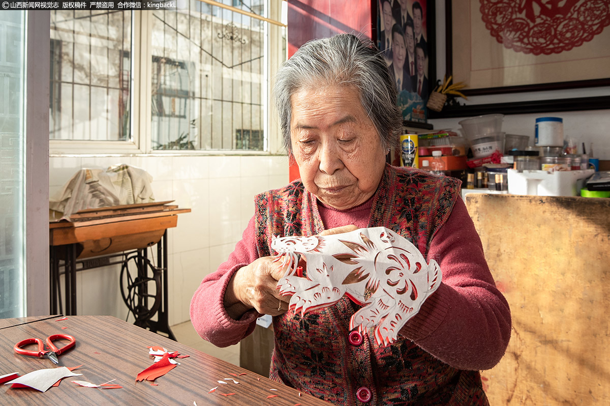      一把剪刀、一张红纸，武玉莲用手上的艺术，淋漓尽致地去表达出其中的蕴含，她希望能将孝义艺术剪纸继续传承下去，让这古老的传统艺术走得更远。
