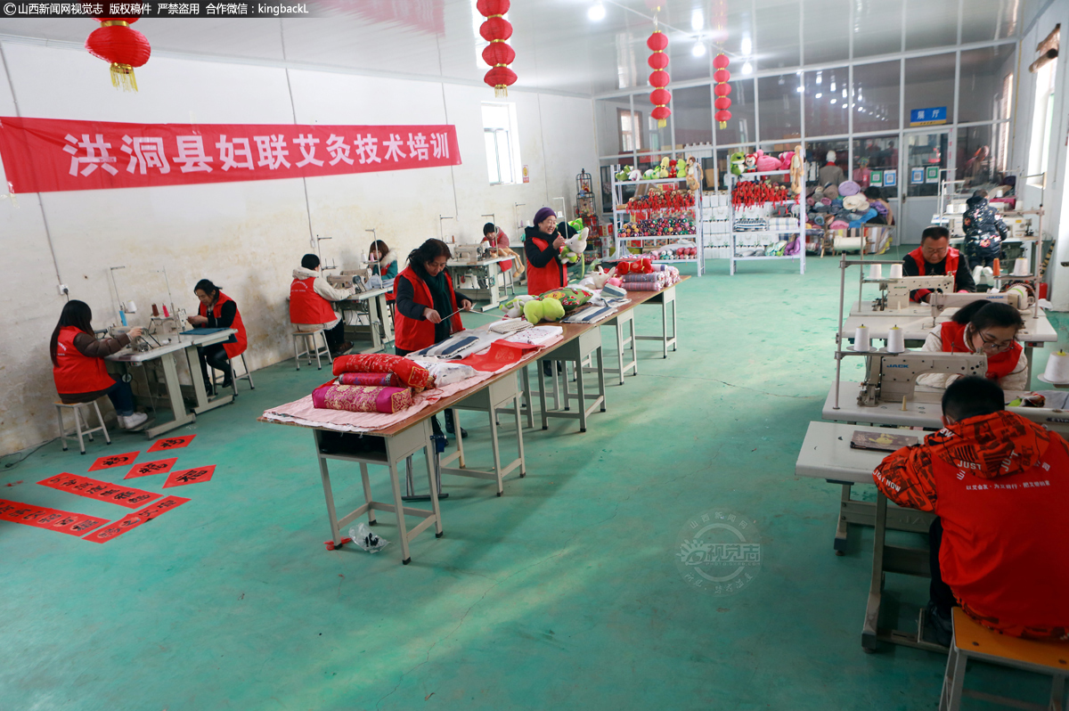      1月14日，在山西宜艾之缘科技有限公司工人在艾产品手工艺车间，加紧缝织艾绒枕头，供应节日市场需求。该公司，位于洪洞县广胜寺镇曹生村，是一家集艾草种植、加工、健康及手工艺产品开发、销售于一体的民营企业，以“公司+基地+农户”的经营模式，在周边市、县发展种植基地。目前已形成6000亩艾草种植规模，直接带动2000名农村劳动力就业增收。（■山西新闻网特约摄影师：王辉耀）