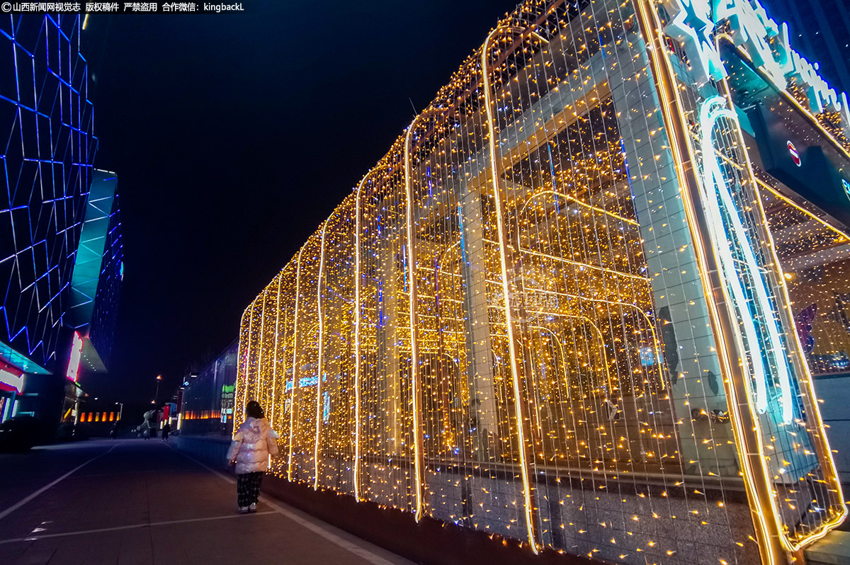      世间灯火处，年味渐浓时。太原市里的夜景繁华，灯火点亮了浓浓的年味，也让众多市民陶醉其中。