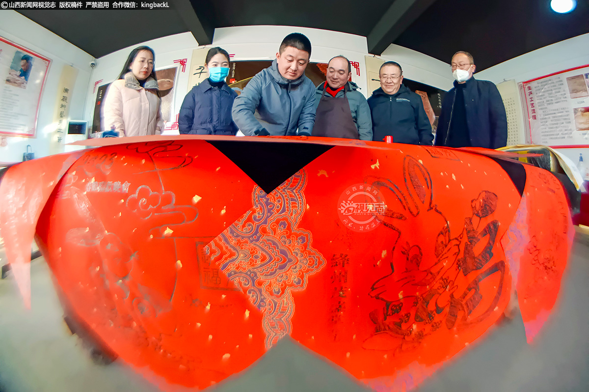      本次展演活动中，绛州澄泥砚、绛州鼓乐、绛州云雕、绛州木版年画、绛州石雕、绛州青铜器等20大类1000多种非遗，每天吸引着众多游客大饱眼福。图为游客在澄泥砚文化园体验印制绛州木板年画。