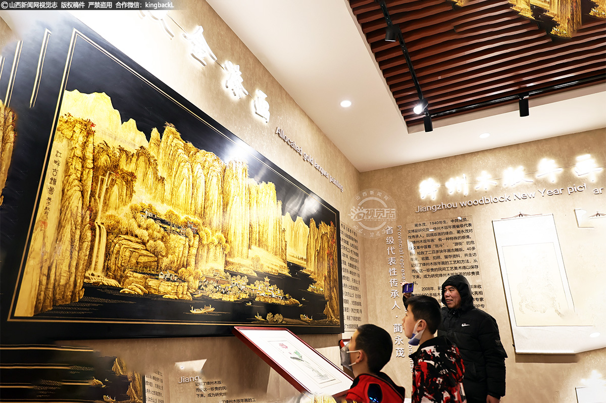      展演期间，当地广大群众在品赏千年非遗，传承传统民俗文化中，开心过大年，丰富精神文化生活。图为游客在文化馆参观拨金漆画。