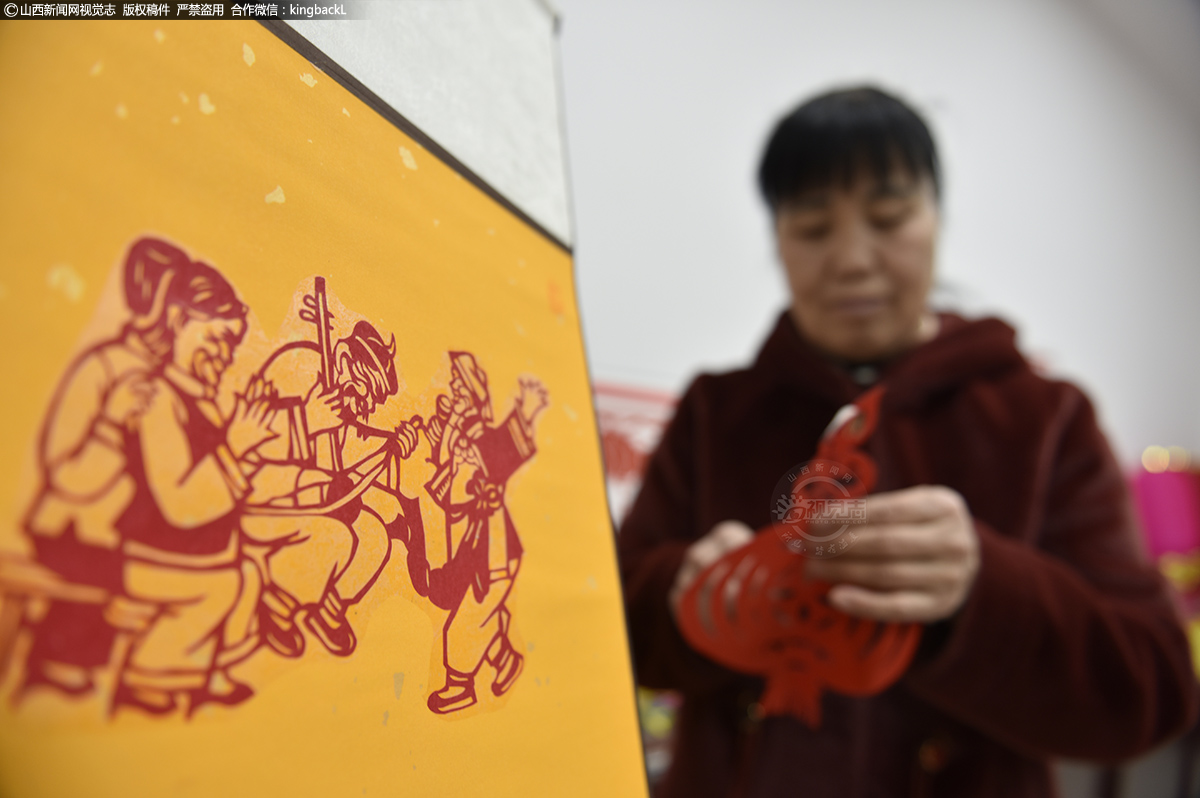      当造型可爱的生肖兔遇上传统非遗剪纸艺术，中国年味展现得淋漓尽致。作为剪纸的非物质文化传承人，能够继续剪出更好的作品，能够让更多的人去了解曲沃的剪纸艺术，就是她最大的心愿。
