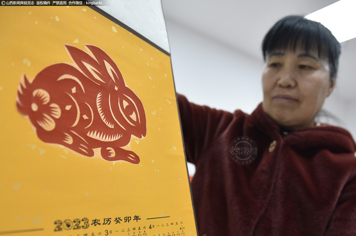      元宵节临近，山西省曲沃县市级非物质文化传承人鲁艳芳以兔为主题，创作出多幅喜庆生肖兔剪纸作品，表达对兔年美好生活的向往，为即将到来的元宵节增添浓浓的色彩。（■山西新闻网特约摄影师：乔晋春）