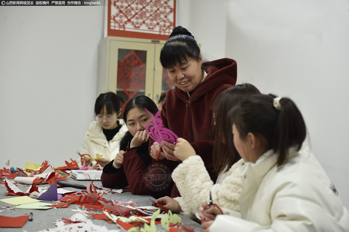      剪纸是历史悠久的民间艺术，蕴涵丰富，运用广泛。热爱剪纸的鲁艳芳从小在农村生活，受家人影响，也走上了剪纸之路。多年来，她通过一双巧手，剪出许多优秀作品，也剪出了她的精彩人生。