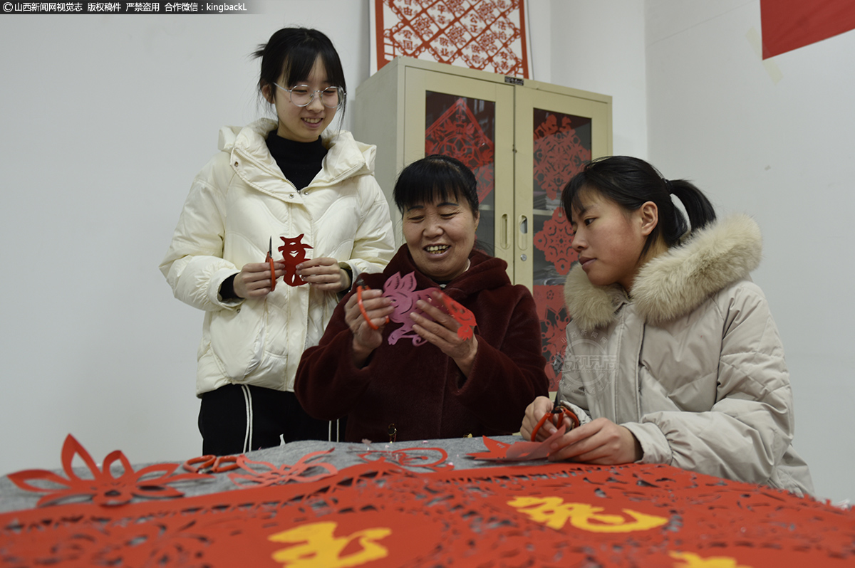      鲁艳芳剪纸素材多取自生活，题材不仅限于民间，还涉及社会、经济、文化等多方面。她擅长剪山水、花鸟、建筑等图案，难度极高的人物肖像也被她勾勒的惟妙惟肖。