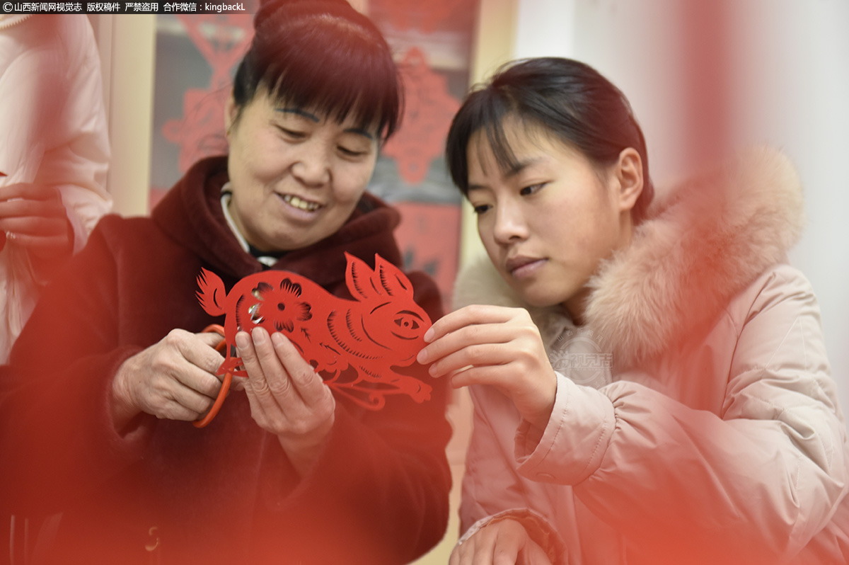      每到传统节日和重大活动期间，鲁艳芳都会积极创作，剪出的作品风格独特，具有很高的审美价值。