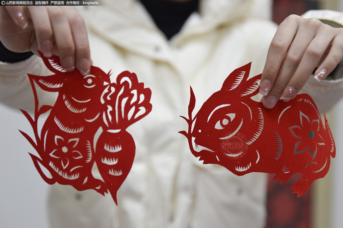      这组作品围绕兔年主题进行创作，作品主体纹样以牡丹、荷花、铜钱、曲沃特色莲菜、葡萄为主，寓意富贵吉祥，和和美美。