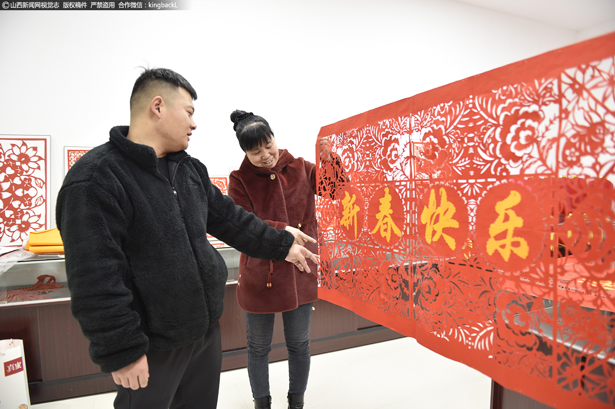      她个人先后荣获了国家、省、市等多项荣誉，她的工作室被山西省剪纸协会授予“曲沃剪纸传习基地”“示范产业基地”，组建的剪纸商会被全国工商联认定为“全国四好商会”。